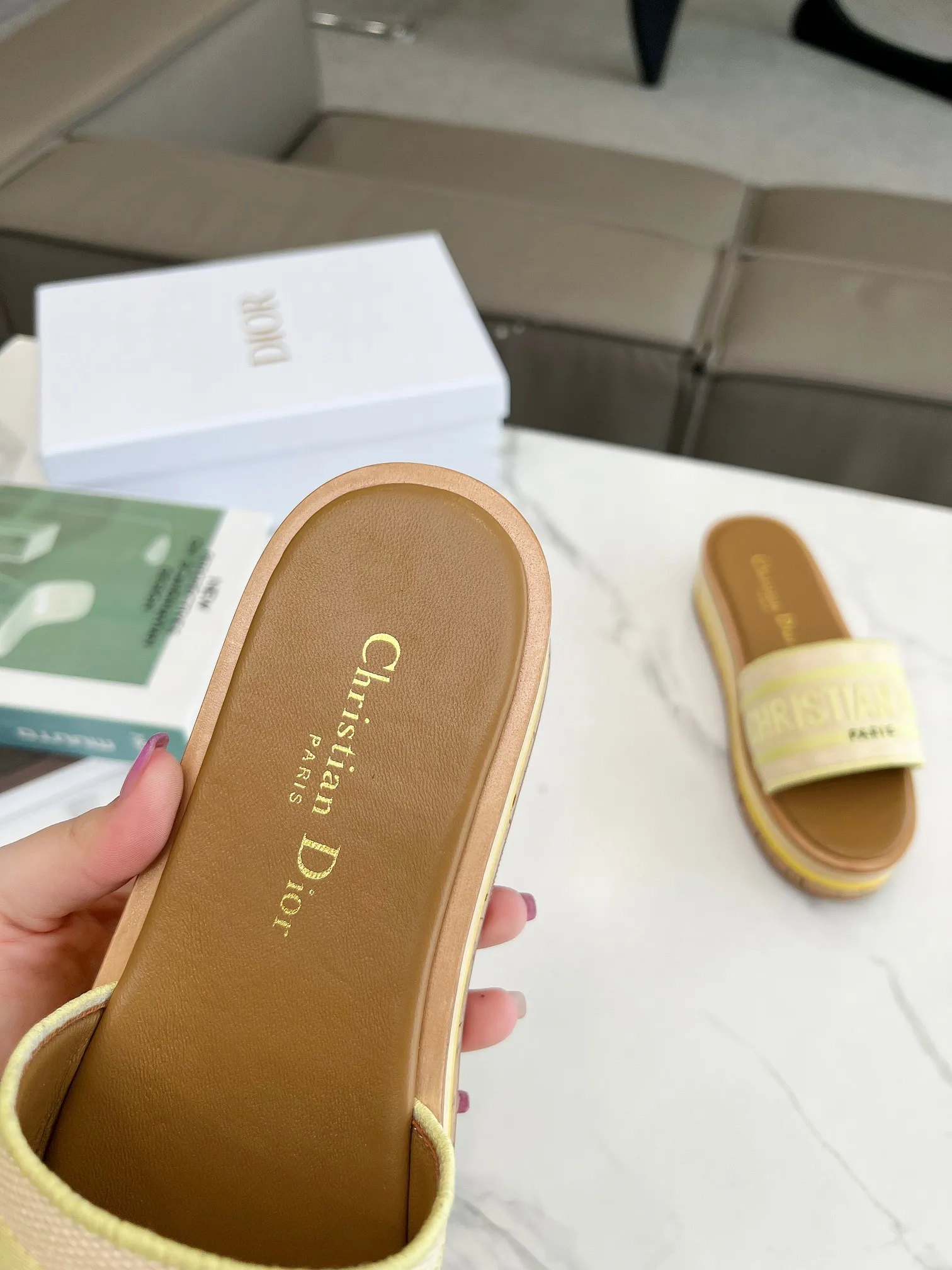 👟👟Ex-factory price 420👟👟 Dior's new spring and summer IVIETA DWAY jelly-colored flat-soled one-slip women's shoes with CD letter logo three-dimensional embroidery thick-soled round-toe open-toe slippers. The original version is developed to be the top version on the market. It feels soft and delicate on the feet and is extremely comfortable. Material: Upper imported raffia electric embroidery high-temperature water-soluble cotton technical fabric + water-dyed cowhide foot pad lining + original consistent combination outsole Outsole: original outsole Size: 35-42 (40.41.42 custom-made, non-refundable and non-exchangeable)